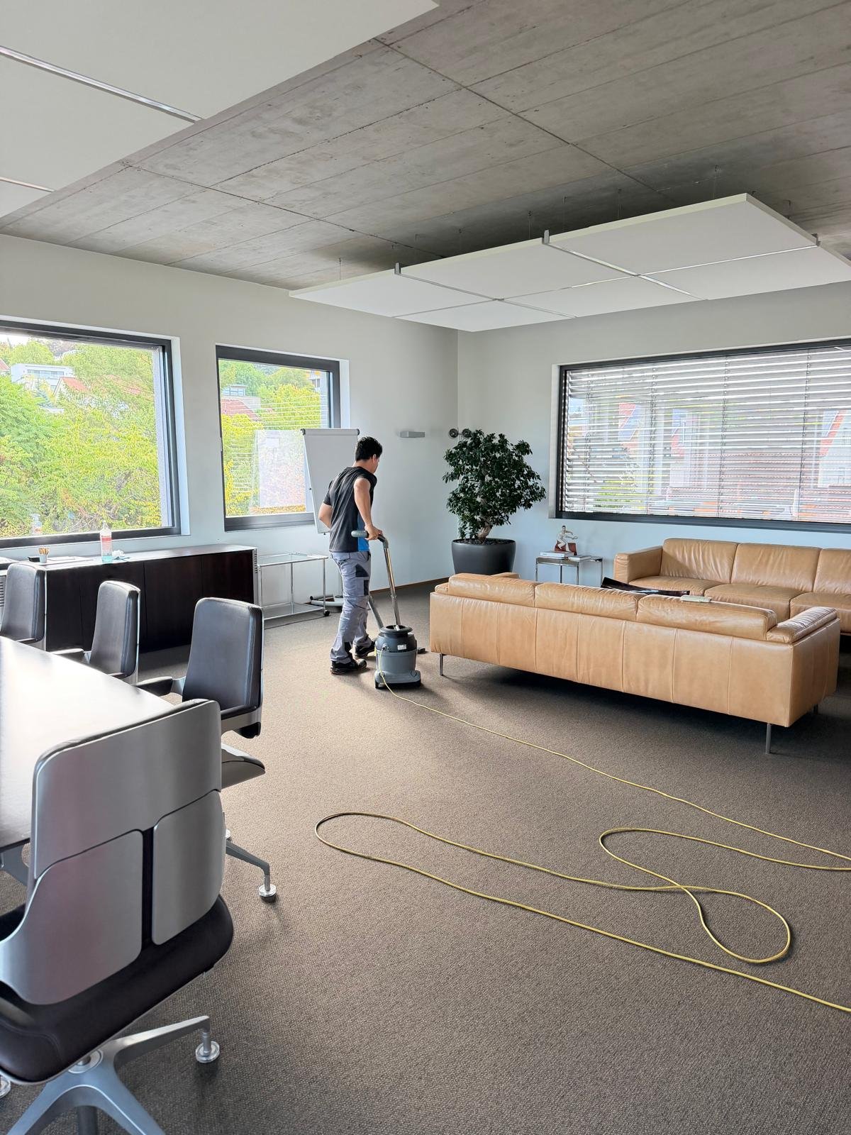 Büro- & Arbeitsplatzreinigung